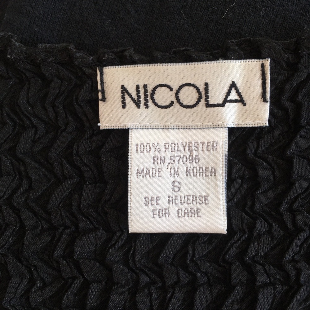 Nicola Sleeveless Popcorn Pleated Top - Picture 2 of 3